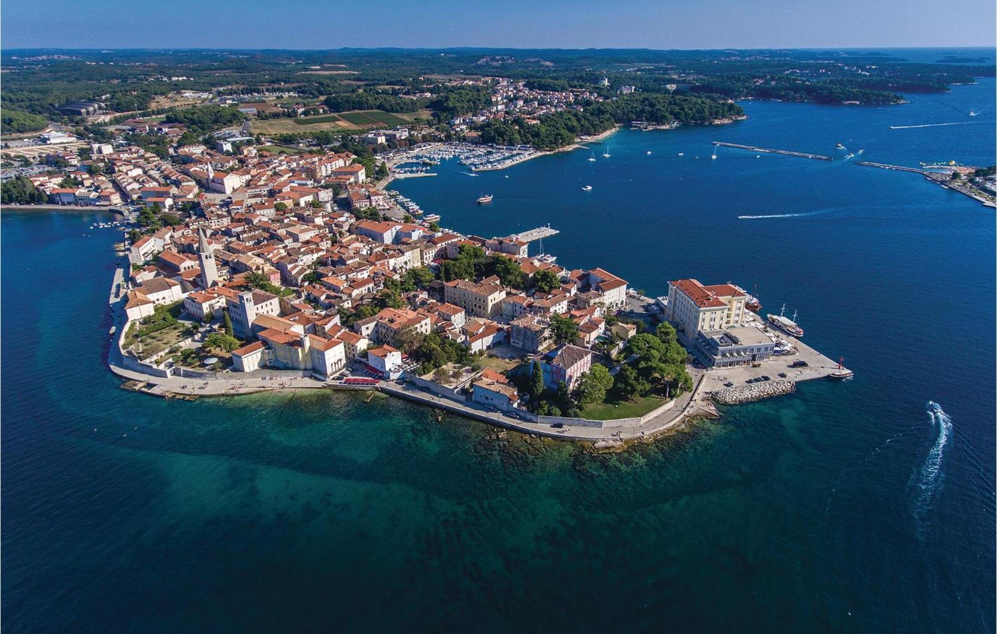2 Bedroom Nice Apartment In Porec Bagian luar foto