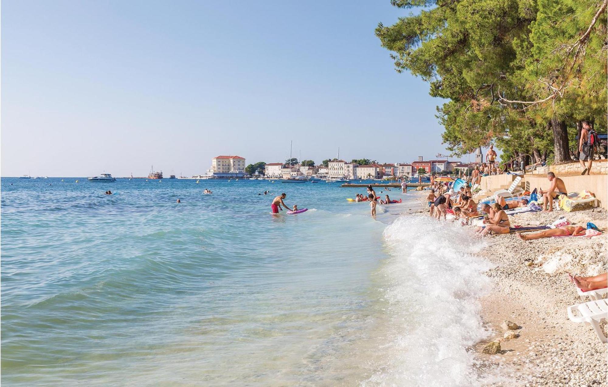 2 Bedroom Nice Apartment In Porec Bagian luar foto