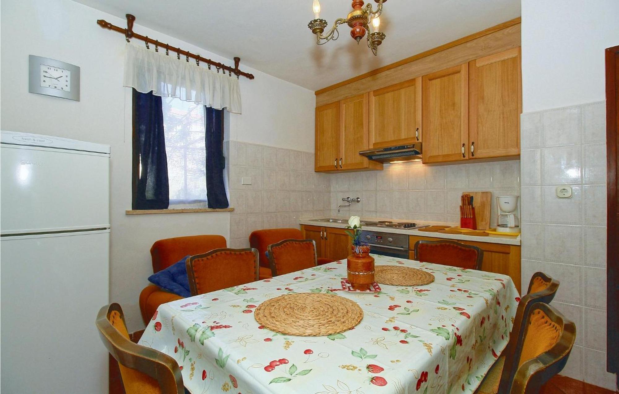 2 Bedroom Nice Apartment In Porec Bagian luar foto